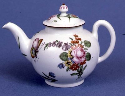 Worcester theepot van bolvormig model beschilderd met polychrome email met bloemen en insecten door English School